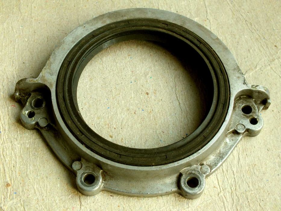 Крышка заднего сальника к/вала в сборе дв. СА - 18 Ниссан