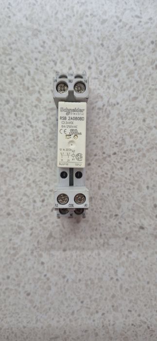 реле Schneider Electric RSB2A080BD.