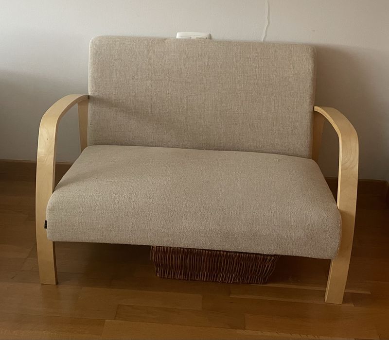 Sofá de 2 lugares, bege de madeira em bom estado