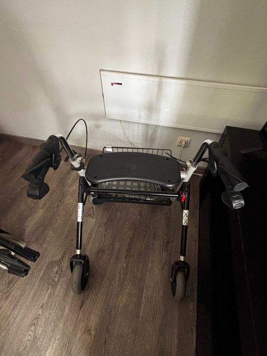 Andarilho com rodas Invacare