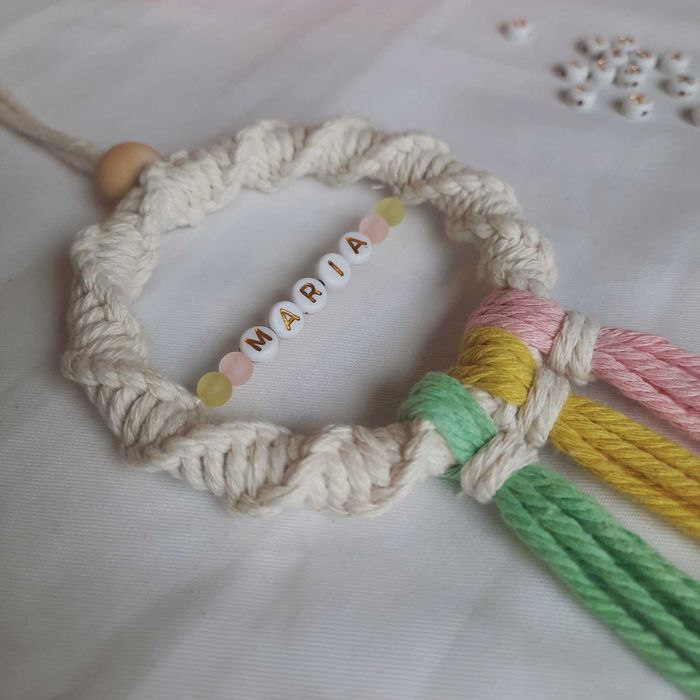 Pequena grinalda em macramé - com nome
