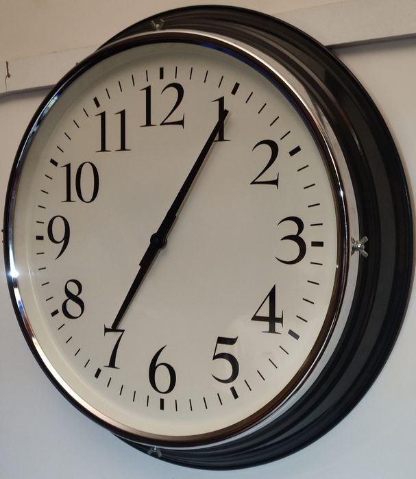 Relógio de Parede Grande em Ferro Quartz