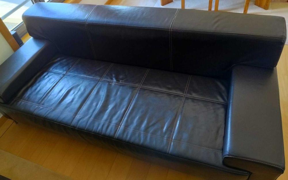 Sofá de pele castanha c/pés em inox - usado mas com design moderno !