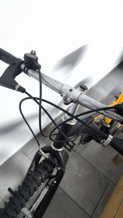 Bicicleta preta e amarela