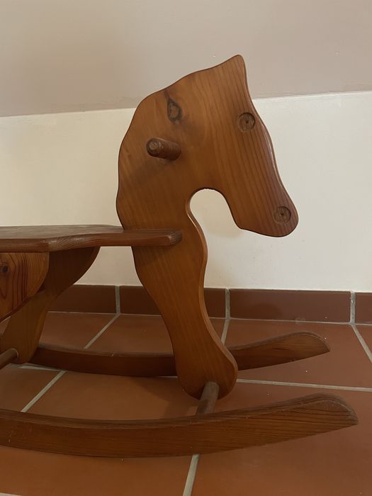Cavalo de madeira de criança