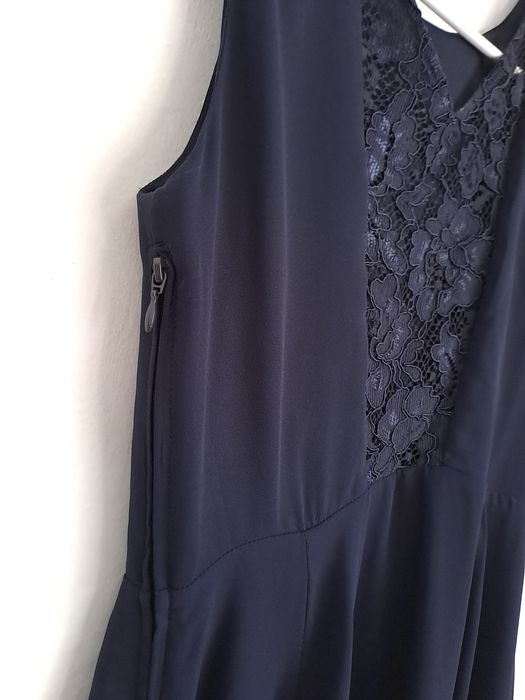 Sukienka wizytowa midi granatowa z koronką