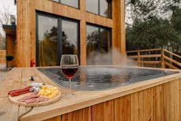 Domek z jacuzzi i sauną na Roztoczu- cisza, natura, relaks