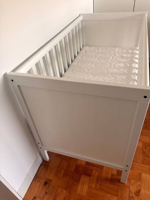 Berço com colchão e muda fraldas