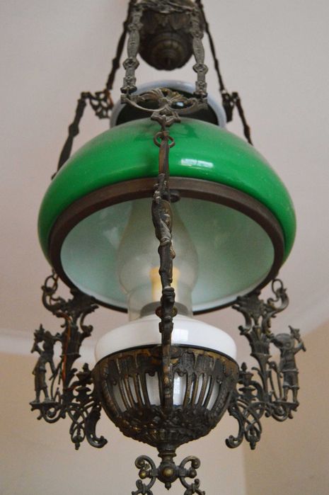 Candeeiro Suspenso Antigo em Bronze e Vidro Opalino.