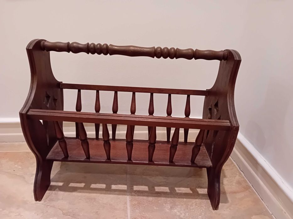 Porta revistas e jornais em madeira