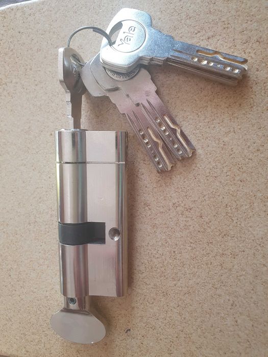 Wkładka Yale z pokrętłem.