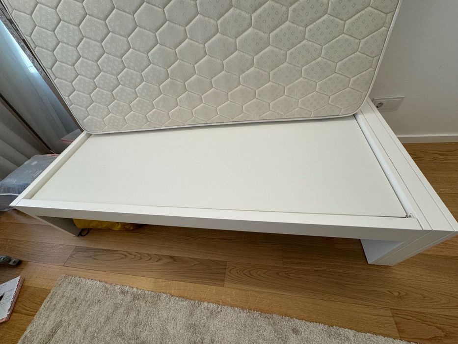 Cama de solteiro ou criança com colchão.