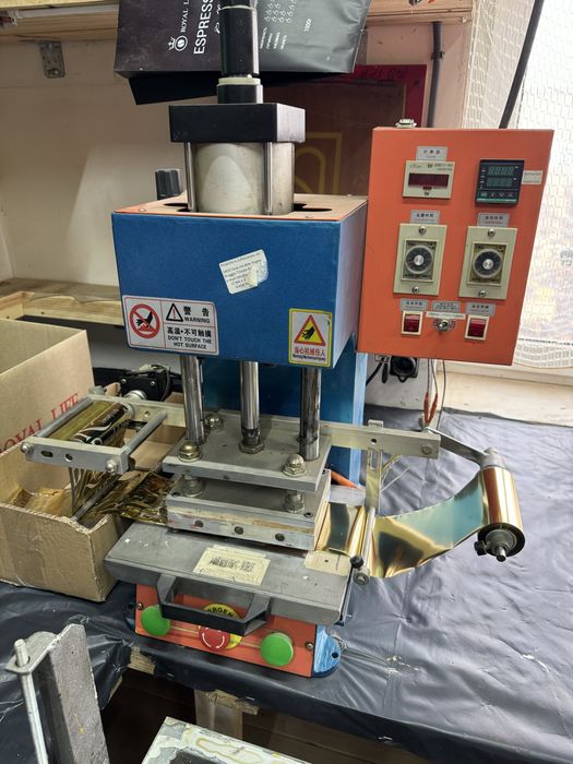 Тиснення станок для нанесеня логотипів!