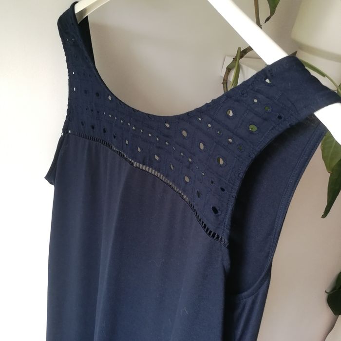 Długa granatowa sukienka maxi Plus Size z wycięciem