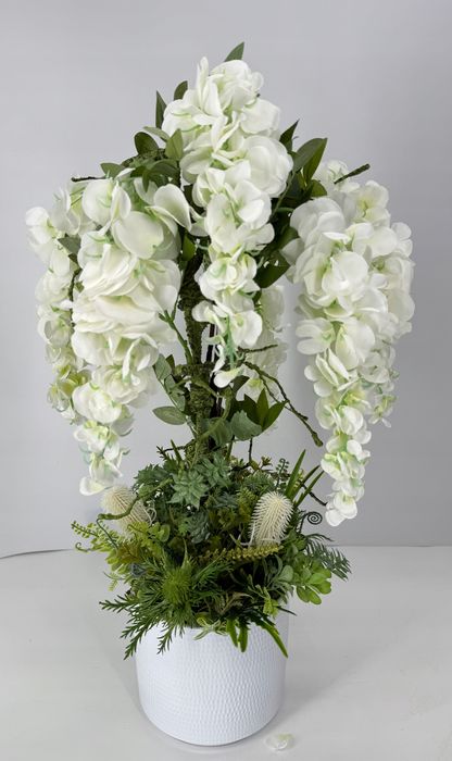 Kompozycja całoroczna biała wisteria i zielone trawy