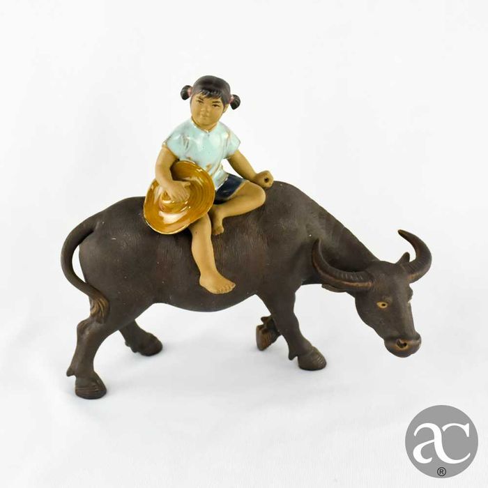 Búfalo de água com menina em cerâmica Shiwan – China