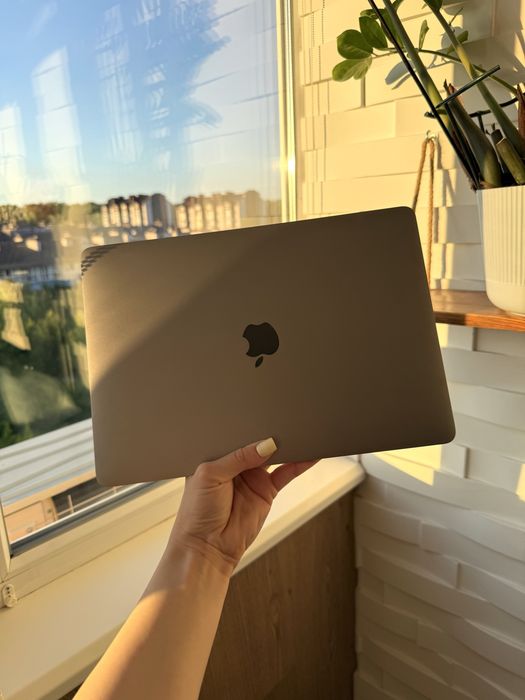 Продам  macbook air 2020 , 256gb