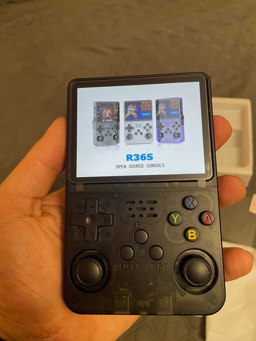 Портативна ретро консоль R36S
