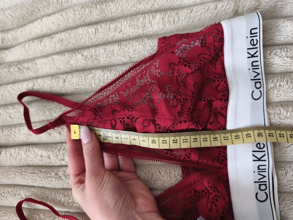 Czerwony biustonosz koronkowy Calvin Klein