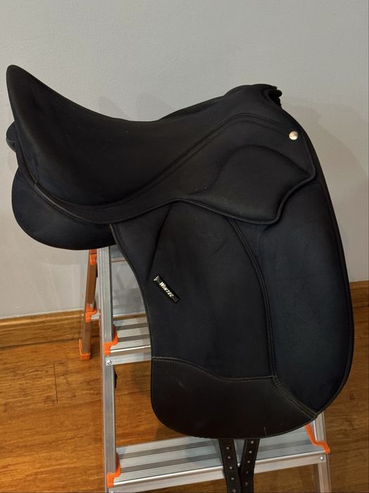 Wintec Pro Dressage 17” – wełna, stan celujący + łęki w zestawie