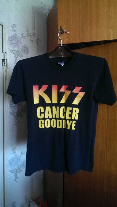 Футболка  от группы Kiss  размера S-L  Бренда Jerzees с принтом «Kiss Cancer Goodbye» в Отменном состоянии