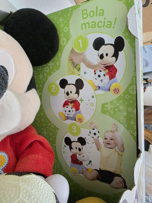 Baby Mickey Atira a bola