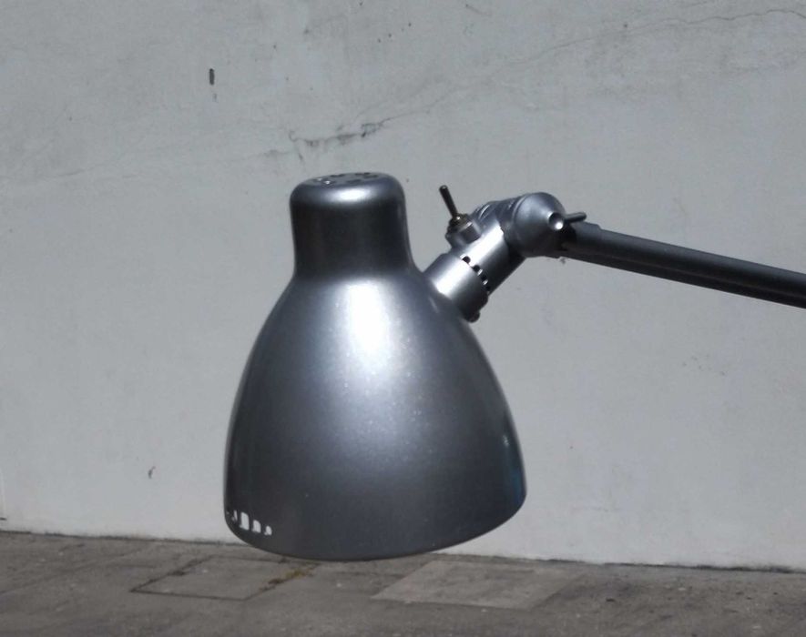 Candeeiro de Pé - Moderno e Funcional