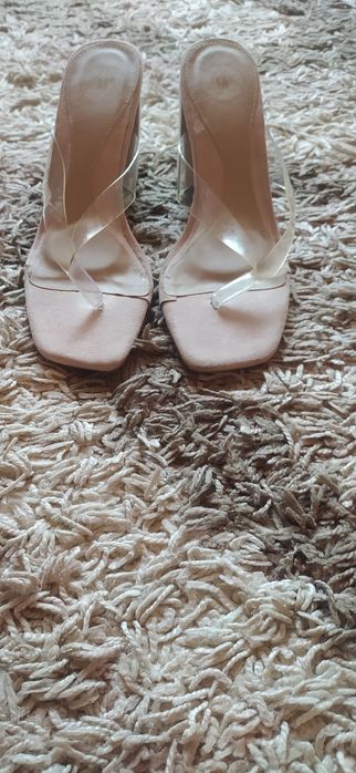 Босоніжки на каблуку