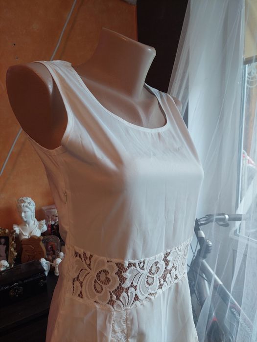 Біла сукня з мереживом