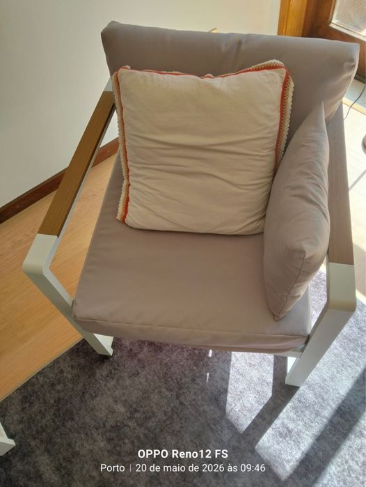 Jogo de sofas completo com mesa de centro e tapete