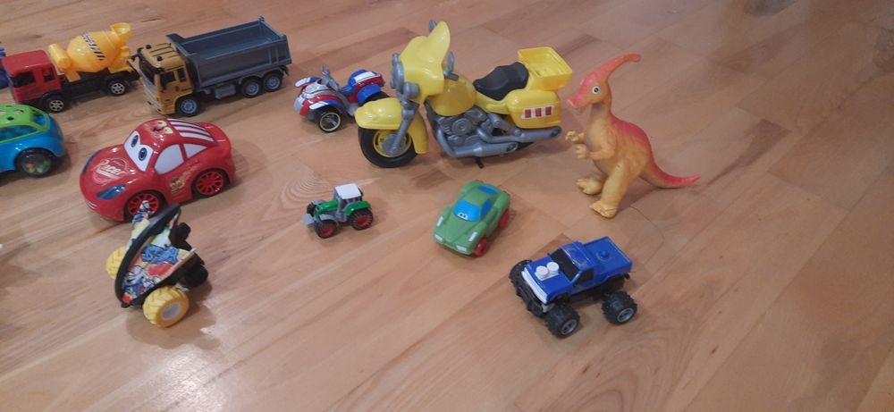 Zestaw zabawek chłopięcych pojazdy