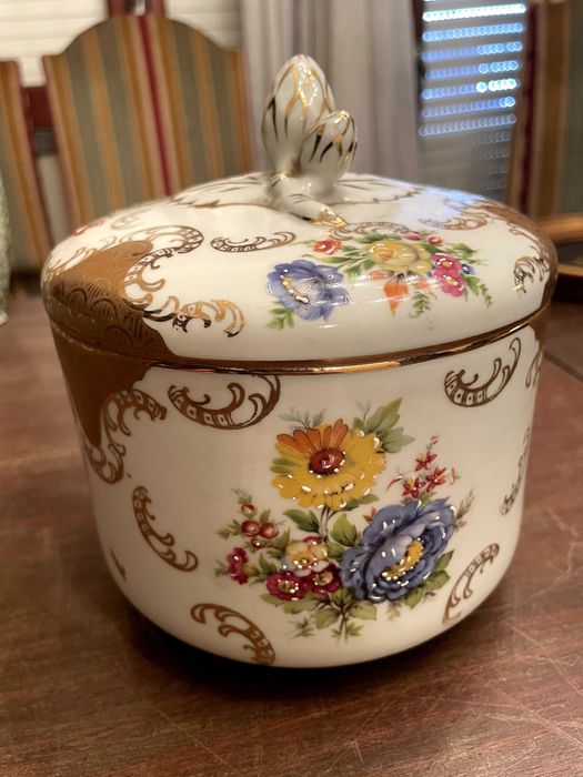 Pote Antigo em Porcelana com Tampa e Decoração Floral Dourada
