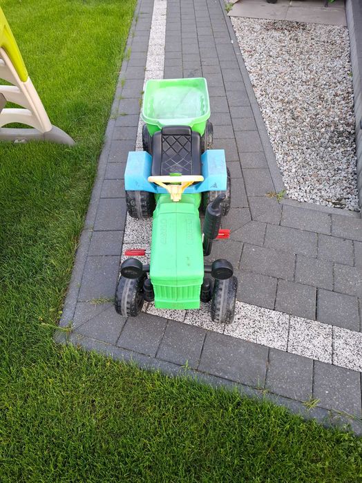 Zabawki traktor z przyczepą.