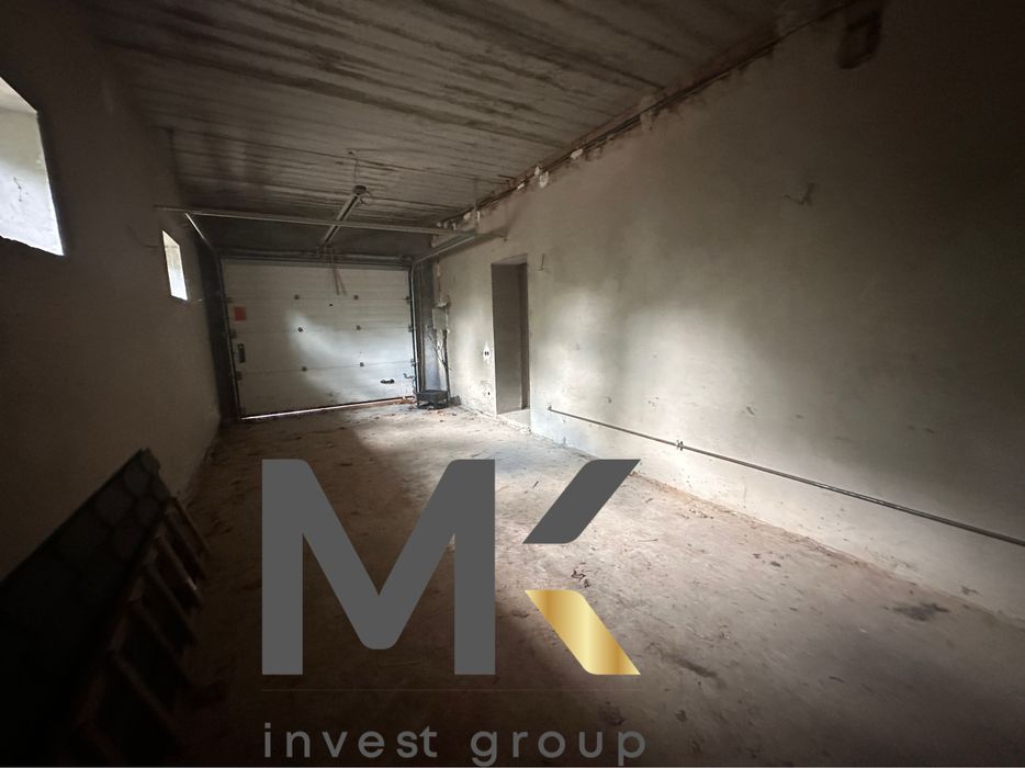 Продаж двоповерхового будинку з великою ділянкою. Стоянка-2