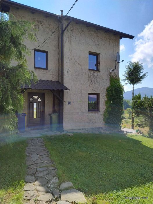 Dom rodziny z widokiem na góry i ogrodem.