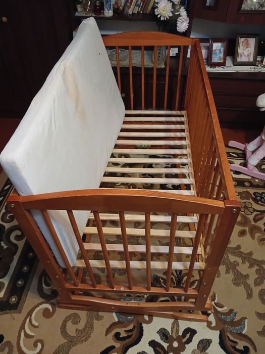 Дерев'яне ліжко колиска