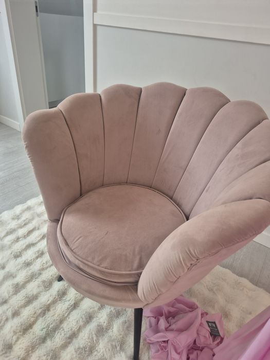 Fotel muszelka pudrowy róz