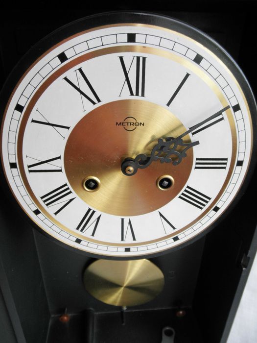 Zegar wiszący wahadłowy METRON . PRL - sprawny.