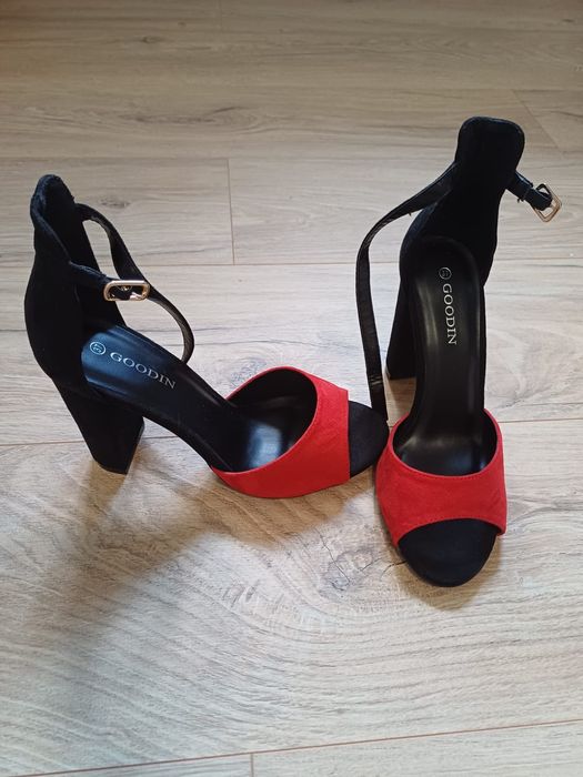 Sandały na słupku r. 37