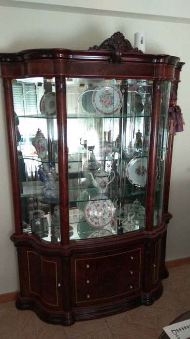 Cristaleira em Nogueira e Mogno