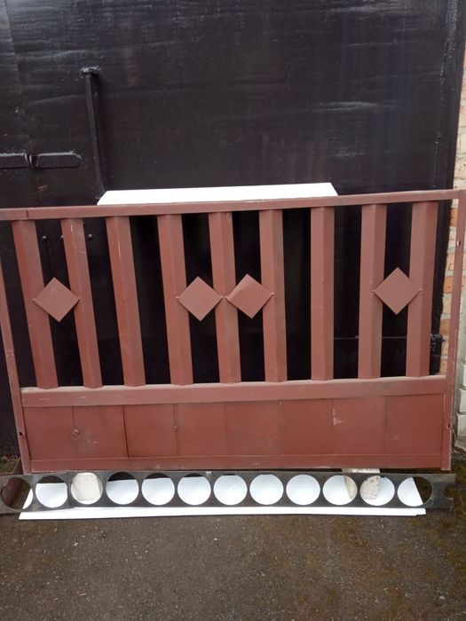 Секції огорожі з стовпчиками.