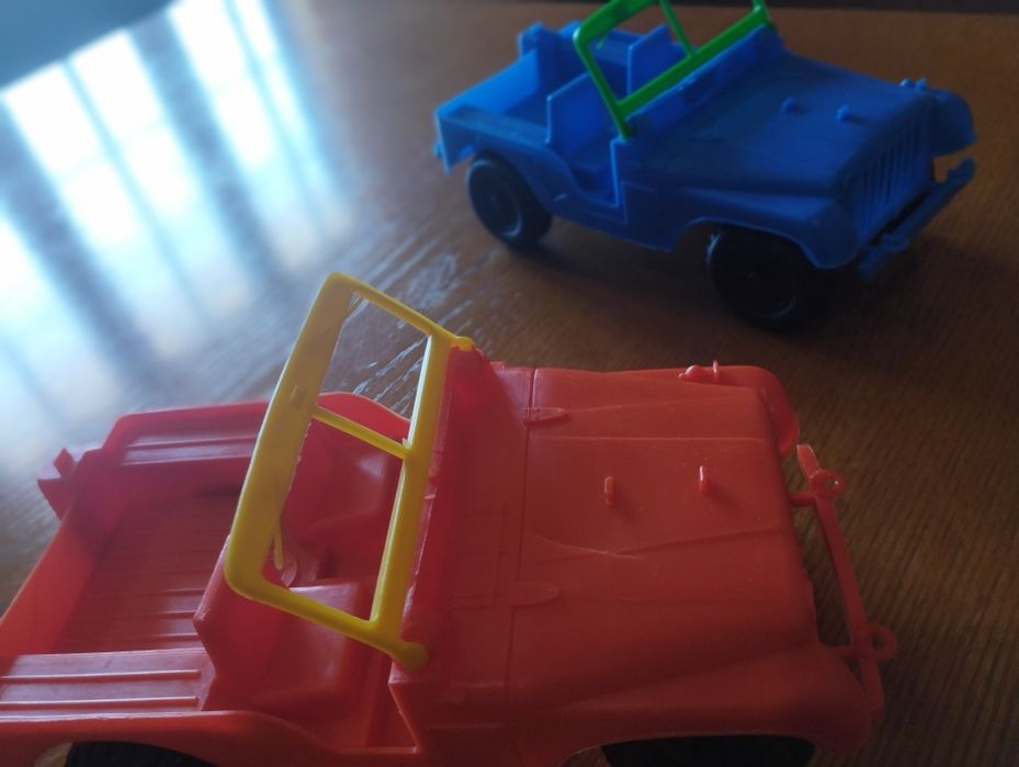 2 carros de brincar em muito bom estado