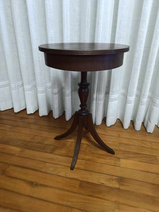 Magnífica mesa antiga de apoio restaurada estilo inglês em madeira de mogno