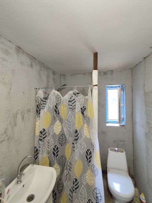 Продаж будинку біля магазину Сім'я