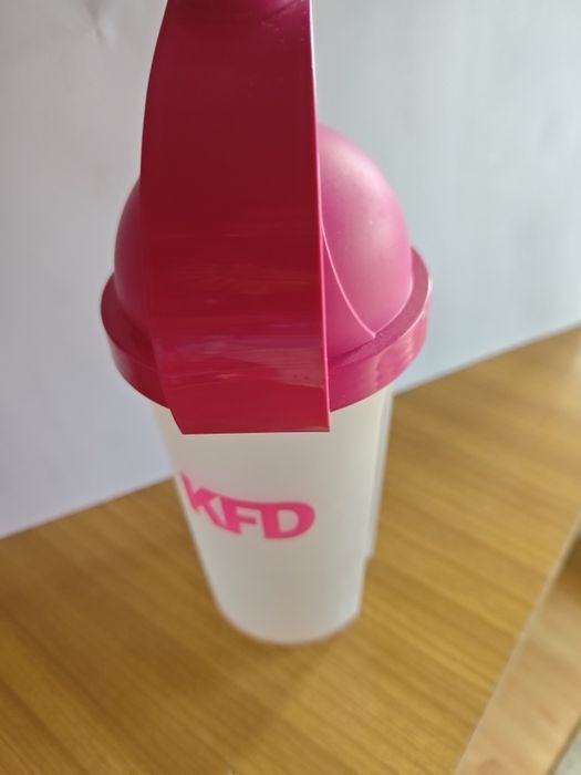 Shaker KFD z sitkiem różowy