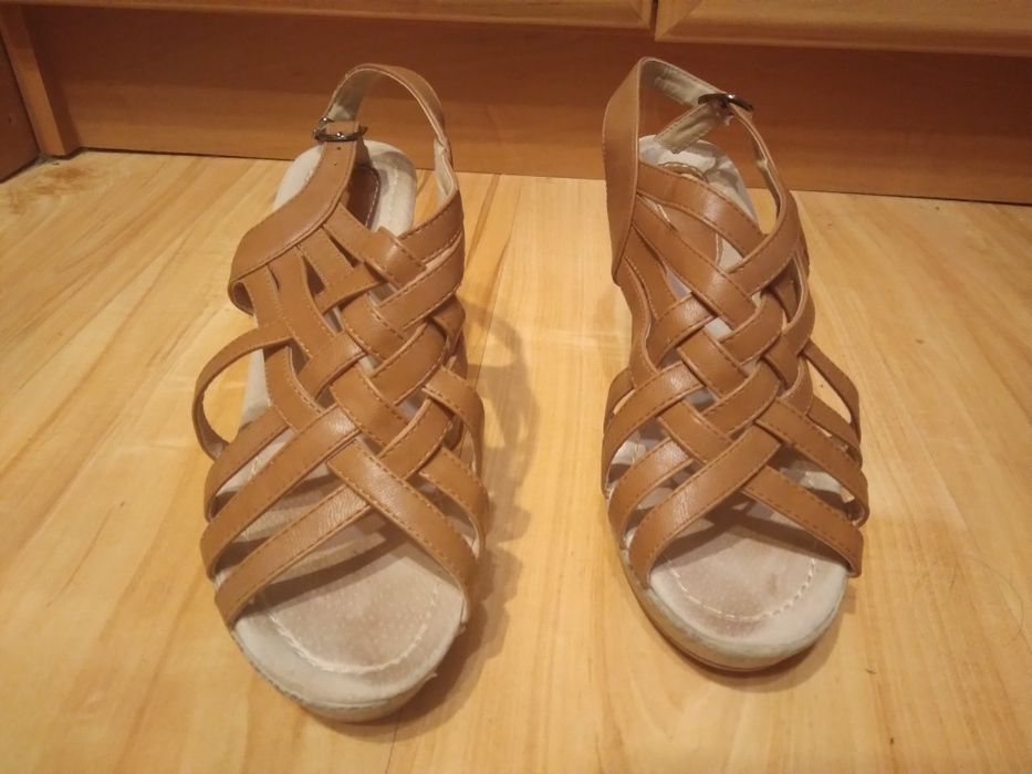 Letnie buty damskie na koturnie 38