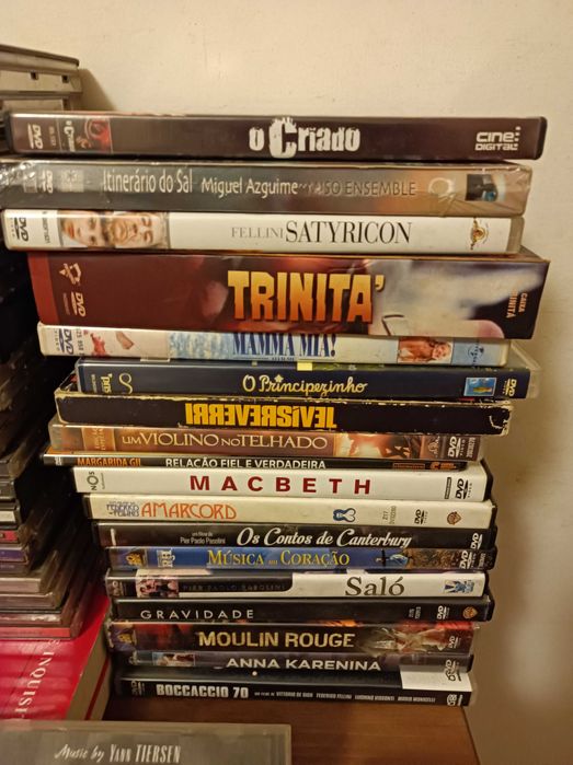 Vários CDs e DVDs