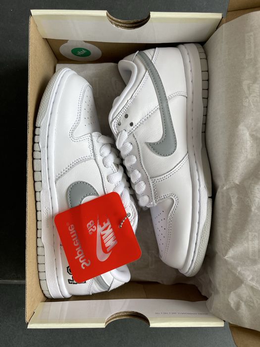 Supreme/Nike SB Dunk Low ホワイト 94 27cm Nike SB Dunk Low Supreme 94 White Metallic Silver - Sample Store