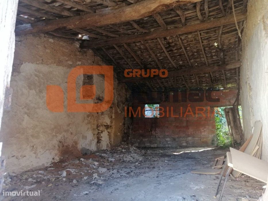 Imóvel para recuperação total no centro do Olho Marinho- Óbidos