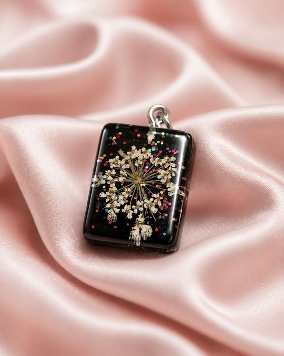 Wisiorek czarny z żywicy z kwiatami